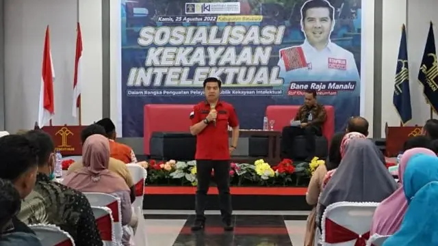 Dalam era globalisasi dan persaingan pasar yang semakin ketat saat ini, penting bagi para pelaku usaha, terutama di daerah, untuk memperkuat posisi mereka melalui penguatan brand atau merek. Merek bukan hanya sekadar nama atau logo, tetapi juga mencerminkan kualitas, keunikan, dan nilai dari produk yang ditawarkan. Bane Raja Manalu, seorang tokoh penggerak ekonomi di Kabupaten Batu Bara, mengajak seluruh warga untuk mendaftarkan merek produk mereka. Hal ini bertujuan untuk meningkatkan nilai produk, melindungi hak kekayaan intelektual, dan memperluas pangsa pasar. Dalam artikel ini, kita akan membahas lebih dalam mengenai pentingnya pendaftaran merek, langkah-langkah yang perlu diambil, manfaat yang akan diperoleh, serta tantangan dan solusi yang dihadapi oleh pelaku usaha di Batu Bara. 1. Pentingnya Pendaftaran Merek bagi Pelaku Usaha Pendaftaran merek merupakan langkah krusial bagi setiap pelaku usaha yang ingin melindungi produk mereka dari pemanfaatan tanpa izin oleh pihak lain. Dalam konteks ekonomi lokal, pendaftaran merek juga berfungsi sebagai alat diferensiasi, yang memungkinkan produk dari Batu Bara memiliki daya tarik tersendiri di pasar. Merek yang terdaftar memberikan jaminan hukum bagi pemiliknya untuk menggunakan merek tersebut secara eksklusif. Ini berarti bahwa jika ada pihak yang mencoba menggunakan merek yang sama atau mirip, pemilik merek dapat menuntut berdasarkan hukum. Selain itu, pendaftaran merek juga meningkatkan nilai produk. Produk yang memiliki merek resmi cenderung lebih dipercaya oleh konsumen. Mereka akan lebih memilih produk yang sudah terdaftar, karena ini menunjukkan bahwa produk tersebut memiliki kualitas yang terjamin. Selain itu, merek yang kuat dapat menjadi aset berharga bagi bisnis. Dalam banyak kasus, perusahaan yang memiliki merek terkenal dapat menjual atau melisensikan merek tersebut dengan harga tinggi, memberikan peluang keuntungan yang lebih besar bagi pemilik usaha. Di Batu Bara, dengan keberagaman produk lokal yang ada, pendaftaran merek dapat mendorong pengusaha untuk lebih kreatif dan inovatif. Dengan dukungan dari masyarakat dan pemerintah setempat, usaha kecil dan menengah (UKM) dapat tumbuh dan bersaing di tingkat yang lebih tinggi. Sebagai contoh, produk makanan khas daerah, kerajinan tangan, atau hasil pertanian dapat memiliki nilai jual yang lebih tinggi jika mereka terdaftar dengan merek yang kuat. 2. Langkah-langkah Daftar Merek yang Perlu Diketahui Proses pendaftaran merek di Indonesia memiliki beberapa langkah yang perlu dipahami oleh para pelaku usaha. Langkah pertama adalah melakukan penelitian untuk memastikan bahwa merek yang ingin didaftarkan belum terdaftar oleh pihak lain. Hal ini dapat dilakukan melalui database merek yang disediakan oleh Direktorat Jenderal Kekayaan Intelektual (DJKI) Kementerian Hukum dan HAM. Setelah memastikan ketersediaan merek, pelaku usaha dapat melanjutkan ke langkah berikutnya. Langkah kedua adalah menyiapkan dokumen yang diperlukan untuk pendaftaran. Dokumen ini biasanya mencakup formulir pendaftaran, identitas pemohon, serta contoh produk atau kemasan yang menunjukkan penggunaan merek. Setelah semua dokumen lengkap, pemohon dapat mengajukan permohonan pendaftaran merek ke DJKI baik secara online maupun langsung. Selanjutnya, DJKI akan melakukan pemeriksaan administratif dan substantif. Dalam tahap ini, merek akan diperiksa untuk memastikan bahwa tidak ada kesamaan dengan merek yang sudah terdaftar. Jika lolos, merek akan diumumkan dalam Berita Resmi Merek untuk memberikan kesempatan kepada pihak ketiga untuk mengajukan keberatan jika merasa dirugikan. Jika tidak ada keberatan, merek akan diberikan sertifikat pendaftaran dan resmi menjadi milik pemohon. Proses ini memang memerlukan waktu, sehingga penting bagi pelaku usaha untuk bersabar dan tidak terburu-buru. Selain itu, memahami setiap langkah dan mengikuti prosedur yang ada akan mempermudah proses pendaftaran. Dengan kesadaran akan pentingnya pendaftaran merek dan pemahaman tentang langkah-langkahnya, diharapkan lebih banyak pelaku usaha di Batu Bara dapat mendaftarkan merek mereka. 3. Manfaat Pendaftaran Merek untuk Produk Lokal Pendaftaran merek tidak hanya sekadar perlindungan hukum, tetapi juga memberikan berbagai manfaat strategis bagi produk lokal di Batu Bara. Pertama, pendaftaran merek dapat meningkatkan visibilitas dan pengenalan produk. Dalam era digital saat ini, di mana informasi tersebar dengan cepat, memiliki merek yang terdaftar dapat membantu produk tersebut lebih mudah ditemukan oleh konsumen. Hal ini sangat penting untuk menarik perhatian pasar yang lebih luas, baik lokal maupun nasional. Kedua, merek yang terdaftar dapat membantu membangun loyalitas pelanggan. Konsumen cenderung lebih setia kepada merek yang mereka kenali dan percayai. Oleh karena itu, dengan mendaftarkan merek, pelaku usaha dapat menciptakan hubungan yang lebih kuat dengan pelanggan. Ini juga berpotensi menjadi peluang untuk melakukan pemasaran yang lebih efektif, karena merek dapat menjadi fokus dalam kampanye promosi. Ketiga, pendaftaran merek juga berfungsi sebagai alat untuk memperluas jaringan distribusi. Produk yang memiliki merek yang kuat lebih mungkin untuk dijual melalui berbagai saluran distribusi, baik itu toko fisik, pasar online, maupun dalam pameran. Dengan demikian, pelaku usaha dapat menjangkau lebih banyak konsumen dan meningkatkan penjualan. Selain itu, pendaftaran merek juga memberikan manfaat dalam hal pendanaan. Investor atau lembaga keuangan cenderung lebih tertarik untuk memberikan dukungan kepada pelaku usaha yang memiliki merek terdaftar. Merek yang kuat menunjukkan bahwa usaha tersebut memiliki potensi untuk berkembang, sehingga lebih mudah untuk mendapatkan modal. Melalui berbagai manfaat ini, diharapkan pelaku usaha di Batu Bara dapat lebih termotivasi untuk mendaftarkan merek mereka dan berkontribusi pada pengembangan ekonomi lokal. 4. Tantangan dan Solusi dalam Pendaftaran Merek Meskipun proses pendaftaran merek menawarkan berbagai manfaat, tidak dapat dipungkiri bahwa ada beberapa tantangan yang dihadapi oleh pelaku usaha, terutama di daerah seperti Batu Bara. Salah satu tantangan utama adalah kurangnya pemahaman tentang pentingnya pendaftaran merek. Banyak pelaku usaha, terutama yang baru memulai, masih beranggapan bahwa merek tidak terlalu penting atau bahwa proses pendaftaran terlalu rumit. Untuk mengatasi tantangan ini, edukasi menjadi kunci. Pemerintah dan organisasi lokal perlu melakukan sosialisasi tentang pentingnya pendaftaran merek. Seminar, workshop, dan pelatihan dapat diadakan untuk memberikan pemahaman yang lebih baik kepada pelaku usaha. Selain itu, akses terhadap informasi mengenai prosedur pendaftaran merek juga harus diperluas, sehingga pelaku usaha merasa lebih percaya diri untuk mendaftarkan merek mereka. Tantangan lain yang sering muncul adalah biaya pendaftaran yang dianggap mahal oleh sebagian pelaku usaha. Meskipun biaya pendaftaran merek relatif terjangkau, bagi UKM, ini bisa menjadi beban. Solusinya adalah dengan memberikan dukungan finansial atau subsidi dari pemerintah untuk membantu pelaku usaha dalam proses pendaftaran merek. Ini akan memberikan insentif bagi mereka untuk melindungi produk mereka secara legal. Tantangan selanjutnya adalah pemasaran dan pengenalan merek di pasar yang kompetitif. Untuk mengatasi hal ini, pelaku usaha perlu memanfaatkan teknologi digital dan media sosial. Dengan strategi pemasaran yang tepat, merek dapat dikenal lebih luas tanpa harus mengeluarkan biaya yang besar. Pelaku usaha juga bisa bekerja sama dengan influencer atau brand ambassador lokal untuk meningkatkan visibilitas merek mereka. Dalam mengatasi berbagai tantangan ini, semangat kolaborasi antara pemerintah, pelaku usaha, dan masyarakat menjadi sangat penting. Hanya dengan bekerja sama, pendaftaran merek dapat menjadi langkah strategis dalam pengembangan ekonomi di Batu Bara.