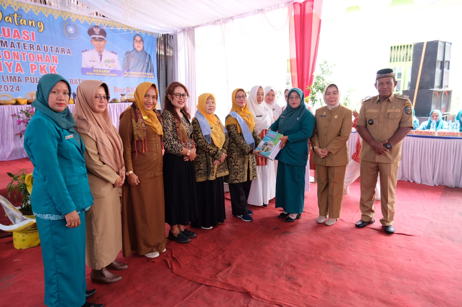 Tim Evaluasi TP PKK Sumut melakukan evaluasi di Desa Kwala Gunung yang dikenal sebagai Desa Percontohan Aku Hatinya PKK. Kegiatan ini bertujuan untuk menilai keberhasilan program-program yang telah diterapkan oleh Tim Penggerak PKK (TP PKK) di desa tersebut, serta memberikan umpan balik untuk pengembangan lebih lanjut. Desa Kwala Gunung, yang terletak di Kabupaten Deli Serdang, menjadi perhatian karena berbagai inisiatif inovatif yang telah dilakukan dalam rangka meningkatkan kesejahteraan masyarakat. Dalam artikel ini, kita akan membahas lebih dalam mengenai evaluasi ini, mencakup latar belakang, proses evaluasi, dampak program, serta rekomendasi untuk masa depan. 1. Sejarah dan Latar Belakang Desa Kwala Gunung Desa Kwala Gunung memiliki sejarah yang kaya dan beragam. Terletak di kaki Gunung Sibayak, desa ini memiliki keindahan alam yang luar biasa. Masyarakat setempat sebagian besar bergantung pada pertanian sebagai mata pencaharian utama. Namun, seiring dengan perkembangan zaman, tantangan yang dihadapi oleh masyarakat desa semakin kompleks. Dalam rangka meningkatkan kualitas hidup masyarakat, TP PKK setempat menginisiasi berbagai program dengan konsep Aku Hatinya PKK yang berfokus pada pemberdayaan perempuan, pendidikan, kesehatan, dan ekonomi. Program Aku Hatinya PKK diluncurkan sebagai bagian dari upaya untuk meningkatkan kesadaran dan partisipasi masyarakat dalam berbagai aspek kehidupan. Melalui pendekatan yang inklusif, program ini bertujuan untuk memberdayakan perempuan agar dapat berperan aktif dalam pembangunan desa. Selain itu, program ini juga mengedepankan pendidikan kesehatan, yang sangat penting untuk meningkatkan kualitas hidup masyarakat. Dalam konteks ini, evaluasi yang dilakukan oleh Tim Evaluasi TP PKK Sumut sangat penting untuk mengetahui sejauh mana program ini berhasil dan memberikan dampak positif bagi masyarakat. 2. Proses Evaluasi yang Dilakukan oleh Tim Evaluasi TP PKK Sumut Proses evaluasi yang dilakukan oleh Tim Evaluasi TP PKK Sumut melibatkan beberapa tahap penting. Pertama, tim melakukan pengumpulan data melalui wawancara dengan pengurus PKK, tokoh masyarakat, dan warga desa. Hal ini bertujuan untuk mendapatkan perspektif yang komprehensif tentang pelaksanaan program-program di desa. Selain itu, tim juga mengamati langsung kegiatan yang berlangsung di lapangan untuk mendapatkan gambaran yang lebih jelas mengenai efektivitas program. Selanjutnya, tim menganalisis data yang telah dikumpulkan untuk mengevaluasi pencapaian program. Aspek-aspek yang dievaluasi meliputi tingkat partisipasi masyarakat, dampak program terhadap peningkatan kesejahteraan, serta keberlanjutan inisiatif yang telah dilakukan. Evaluasi ini tidak hanya mengukur hasil akhir, tetapi juga menilai proses yang telah dilalui, sehingga bisa diambil pelajaran untuk perbaikan di masa mendatang. Setelah proses evaluasi selesai, tim menyusun laporan yang berisi temuan-temuan, analisis, dan rekomendasi. Laporan ini sangat penting untuk memberikan umpan balik kepada pengurus PKK dan masyarakat desa. Rekomendasi yang diberikan diharapkan dapat membantu desa dalam merencanakan dan melaksanakan program-program yang lebih baik di masa depan. 3. Dampak Program Aku Hatinya PKK di Desa Kwala Gunung Dampak dari program Aku Hatinya PKK di Desa Kwala Gunung sangat signifikan. Melalui program ini, banyak perempuan di desa yang telah mendapatkan pelatihan dan keterampilan baru. Pelatihan yang diberikan mencakup berbagai aspek, mulai dari keterampilan menjahit, kerajinan tangan, hingga pengelolaan usaha kecil. Seiring dengan peningkatan keterampilan, banyak perempuan yang berhasil memulai usaha mereka sendiri, yang pada gilirannya meningkatkan pendapatan keluarga dan memperbaiki taraf hidup masyarakat. Selain itu, program ini juga berfokus pada pendidikan kesehatan. Masyarakat diberikan penyuluhan mengenai pentingnya pola hidup sehat, sanitasi, dan gizi seimbang. Peningkatan kesadaran mengenai kesehatan ini menciptakan lingkungan yang lebih sehat dan produktif. Dengan adanya program ini, angka kasus penyakit menular di desa pun mengalami penurunan yang signifikan. Dampak positif lainnya adalah peningkatan partisipasi masyarakat dalam kegiatan sosial dan pembangunan desa. Program Aku Hatinya PKK berhasil merangkul berbagai elemen masyarakat untuk bersama-sama memajukan desa. Dengan adanya kerjasama yang baik antara masyarakat dan pengurus PKK, banyak program inisiatif yang dapat dilaksanakan, seperti kegiatan gotong royong, penyuluhan pertanian, dan pelatihan keterampilan. 4. Rekomendasi untuk Pengembangan Program di Masa Depan Melihat hasil evaluasi yang dilakukan, terdapat beberapa rekomendasi yang dapat diberikan untuk pengembangan program Aku Hatinya PKK di Desa Kwala Gunung ke depan. Pertama, perlu adanya peningkatan kapasitas pengurus PKK dalam hal manajemen program dan pengelolaan sumber daya. Pengurus yang terampil akan lebih mampu merancang dan melaksanakan program yang efektif dan efisien. Kedua, evaluasi berkala perlu dilakukan untuk terus memantau perkembangan program. Dengan adanya evaluasi yang rutin, pihak-pihak terkait dapat dengan mudah mengidentifikasi masalah yang muncul dan mengambil langkah perbaikan secepatnya. Ini juga akan membantu dalam pembuatan keputusan yang lebih baik berdasarkan data yang akurat. Ketiga, penting untuk melibatkan lebih banyak pihak, termasuk pemerintah daerah dan sektor swasta, dalam program-program yang diimplementasikan. Kolaborasi ini diharapkan dapat membawa lebih banyak sumber daya dan dukungan bagi pengembangan program di desa. Dengan demikian, program-program yang ada dapat berkelanjutan dan memberikan manfaat yang lebih besar bagi masyarakat. Terakhir, program-program yang telah sukses sebaiknya direplikasi di desa-desa lain yang memiliki karakteristik serupa. Dengan berbagi pengalaman dan pengetahuan, desa lain juga dapat merasakan manfaat dari program-program yang telah terbukti berhasil di Desa Kwala Gunung.