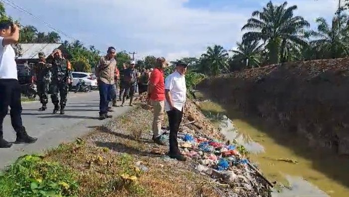 Proyek infrastruktur merupakan salah satu aspek penting dalam pembangunan suatu daerah. Namun, ketika proyek tersebut tidak direncanakan dan dilaksanakan dengan baik, dapat menimbulkan masalah baru yang membahayakan masyarakat. Hal ini yang terjadi di Kabupaten Batu Bara, di mana Bupati Batu Bara mengungkapkan kekecewaannya terhadap proyek parit yang mepet dengan badan jalan. Proyek tersebut dinilai tidak hanya mengganggu estetika, tetapi juga berpotensi menimbulkan berbagai risiko bagi pengendara. Artikel ini akan membahas lebih dalam mengenai isu ini, dampak yang ditimbulkan, serta langkah-langkah yang dapat diambil untuk memperbaiki situasi tersebut. 1. Deskripsi Proyek Parit dan Lokasi yang Bermasalah Proyek parit di Kabupaten Batu Bara dimaksudkan untuk mengatasi masalah drainase yang sering terjadi, terutama pada musim hujan. Namun, pelaksanaan proyek ini dinilai tidak memperhatikan aspek keselamatan pengguna jalan. Dengan parit yang dibangun terlalu dekat dengan badan jalan, potensi terjadinya kecelakaan menjadi semakin tinggi. Pengendara yang melintas harus ekstra hati-hati, terutama pada malam hari atau dalam kondisi cuaca buruk, di mana visibilitas menjadi rendah. Dalam proyek ini, beberapa faktor kontribusi yang membuat situasi semakin rumit. Pertama, kurangnya sosialisasi kepada masyarakat dan pengguna jalan mengenai adanya perubahan infrastruktur. Tanda peringatan atau rambu-rambu yang jelas juga minim, sehingga banyak pengendara yang tidak menyadari adanya parit yang berbahaya. Kedua, desain proyek yang tidak mempertimbangkan volume kendaraan yang melewati jalan tersebut. Dengan pertumbuhan jumlah kendaraan yang terus meningkat, jalan yang sempit dan parit yang mepet dapat langsung berakibat fatal. Selain itu, kondisi fisik jalan yang buruk dengan adanya lubang dan kerusakan lainnya juga menambah risiko. Pengendara yang berusaha menghindari parit mungkin akan beralih ke bagian jalan yang rusak, sehingga mengurangi stabilitas kendaraan. Hal ini tidak hanya membahayakan pengendara tetapi juga memberikan konsekuensi negatif bagi para pejalan kaki yang berisiko tertabrak oleh kendaraan yang tidak stabil. 2. Reaksi Bupati Batu Bara dan Tindakan yang Ditempuh Bupati Batu Bara, setelah menerima laporan mengenai proyek parit ini, menunjukkan reaksi yang sangat emosional. Beliau mengekspresikan kekesalannya di depan publik dan media, menyatakan bahwa proyek tersebut tidak hanya mencoreng citra pemerintah, tetapi juga berpotensi menyebabkan kecelakaan yang bisa merenggut nyawa. Dalam konferensi pers, Bupati menegaskan pentingnya perencanaan yang matang dalam setiap proyek infrastruktur, serta perlunya evaluasi yang berkelanjutan untuk menjamin keselamatan masyarakat. Sebagai langkah konkret, Bupati segera memanggil dinas terkait dan kontraktor proyek untuk melakukan evaluasi. Dalam pertemuan itu, Bupati menekankan perlunya peninjauan ulang terhadap desain dan lokasi parit. Selain itu, Bupati juga meminta agar segera dipasang rambu-rambu peringatan serta penghalang di area berbahaya untuk melindungi pengendara. Beliau berharap dengan tindakan cepat, potensi kecelakaan dapat diminimalisir, dan masyarakat merasa aman saat menggunakan jalan tersebut. Tidak hanya itu, Bupati juga berencana untuk mengadakan forum diskusi dengan masyarakat, untuk mendapatkan masukan dan pendapat langsung mengenai infrastruktur yang ada. Langkah ini diharapkan dapat menumbuhkan rasa kepemilikan masyarakat terhadap proyek-proyek yang sedang dan akan dilaksanakan di daerah mereka. Dengan melibatkan masyarakat, diharapkan ke depannya setiap proyek yang dilaksanakan dapat lebih sesuai dengan kebutuhan dan harapan masyarakat. 3. Dampak Negatif bagi Masyarakat dan Pengendara Dampak dari proyek parit yang mepet dengan badan jalan tak pelak berpotensi sangat merugikan. Pertama, keselamatan pengendara menjadi yang paling utama. Setiap hari, ribuan kendaraan melintas di jalan tersebut, dan dengan adanya parit yang tidak aman, kemungkinan terjadinya kecelakaan meningkat drastis. Kecelakaan ini tidak hanya berpotensi menimbulkan luka-luka, tetapi juga dapat menyebabkan kematian. Kedua, ketidaknyamanan bagi pengguna jalan juga menjadi dampak negatif yang signifikan. Para pengendara merasa cemas dan tidak tenang saat melewati area tersebut, yang dapat mengganggu konsentrasi mereka. Hal ini bisa berujung pada kondisi stres, terutama bagi mereka yang harus melintasi jalan itu setiap hari. Dalam jangka panjang, hal ini dapat memengaruhi produktivitas masyarakat. Selanjutnya, dampak ekonomi juga tidak bisa diabaikan. Jika kecelakaan sering terjadi, bisa jadi pihak asuransi akan kena dampak, dan biaya perawatan kendaraan atau medis akan meningkat. Selain itu, reputasi daerah juga dipertaruhkan; jika banyak kecelakaan terjadi di suatu wilayah, akan ada persepsi negatif yang terbentuk, yang dapat memengaruhi sektor pariwisata dan investasi. Terakhir, dampak sosial juga bisa muncul. Masyarakat bisa merasa frustrasi dan kehilangan kepercayaan terhadap pemerintah jika mereka merasa keselamatan mereka diabaikan. Ini bisa menimbulkan keresahan sosial yang lebih besar, yang pada akhirnya harus ditangani oleh pemerintah. 4. Solusi untuk Mengatasi Masalah Proyek Parit Menghadapi situasi yang ada, diperlukan beberapa solusi untuk mengatasi masalah proyek parit ini. Pertama, perlu adanya evaluasi mendalam terhadap desain dan pelaksanaan proyek. Dinas terkait harus meninjau kembali aspek keselamatan dan fungsi dari parit yang dibangun, serta melakukan perubahan jika perlu. Misalnya, memperlebar badan jalan atau mengatur ulang posisi parit agar lebih aman bagi pengguna jalan. Kedua, sosialisasi yang lebih baik kepada masyarakat sangat penting. Dinas terkait harus aktif memberikan informasi mengenai proyek yang sedang berlangsung, termasuk potensi risiko yang ada. Hal ini bisa dilakukan melalui berbagai saluran komunikasi, seperti media sosial, spanduk, atau pertemuan langsung dengan masyarakat. Selanjutnya, peran masyarakat juga sangat penting dalam menjaga keselamatan. Mendorong masyarakat untuk aktif melaporkan jika mereka melihat ada potensi bahaya di jalan akan sangat membantu. Misalnya, jika ada kerusakan jalan atau rambu-rambu yang hilang, masyarakat bisa melaporkannya melalui aplikasi atau saluran khusus yang disediakan oleh pemerintah. Terakhir, pemerintah perlu berkomitmen untuk melakukan pemeliharaan berkala terhadap infrastruktur yang ada. Dengan melakukan inspeksi dan pemeliharaan yang rutin, potensi masalah yang ada dapat diminimalisir, dan masyarakat bisa merasa lebih aman saat beraktivitas sehari-hari.