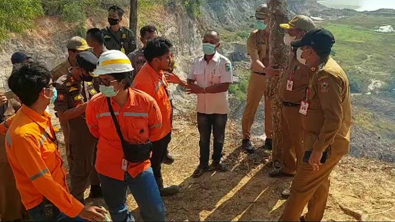 Kejadian kebakaran yang melanda lubang tambang batubara di Tanah Laut baru-baru ini telah menimbulkan kekhawatiran yang mendalam bagi masyarakat dan pemerintah setempat. Kejadian ini bukan hanya berimplikasi terhadap lingkungan, tetapi juga terhadap keselamatan warga di sekitar area tersebut. Penjabat Bupati Tanah Laut menegaskan pentingnya tanggung jawab pemilik lahan dalam menghadapi situasi ini. Artikel ini akan membahas lebih dalam mengenai penyebab kebakaran, dampaknya terhadap masyarakat dan lingkungan, langkah-langkah yang perlu diambil untuk penanganan, serta pentingnya kesadaran akan tanggung jawab lingkungan oleh pemilik lahan. 1. Penyebab Kebakaran Lubang Tambang Batubara Kebakaran yang terjadi di lubang tambang batubara di Tanah Laut dapat disebabkan oleh berbagai faktor. Salah satu penyebab utama adalah pengelolaan tambang yang tidak memadai. Banyak pemilik tambang yang kurang memperhatikan aspek keselamatan dan keberlanjutan dalam operasionalnya. Selain itu, faktor cuaca seperti suhu tinggi dan keringnya musim juga dapat memicu terjadinya kebakaran. Pengelolaan tambang yang buruk sering kali mengakibatkan akumulasi bahan bakar yang mudah terbakar, seperti debu batubara dan sisa-sisa material lainnya. Pada saat cuaca ekstrem, kondisi ini sangat rentan terhadap kebakaran. Di samping itu, kegiatan ilegal seperti pembakaran lahan untuk memperluas area pertambangan juga berkontribusi terhadap risiko kebakaran yang semakin meningkat. Masyarakat sekitar juga tidak jarang melakukan pembakaran sampah sembarangan yang dapat memperburuk situasi. Ketidaktahuan akan dampak jangka panjang dari kebakaran ini menjadi masalah tersendiri. Ketika kebakaran mulai terjadi, banyak pemilik tambang yang tidak siap untuk menghadapi situasi darurat, yang mengakibatkan api semakin meluas dan sulit untuk dipadamkan. Penting untuk dilakukan investigasi lebih lanjut untuk mengidentifikasi penyebab pasti kebakaran. Hal ini bertujuan agar tindakan preventif dapat diterapkan di masa mendatang dan untuk mempertanggungjawabkan tindakan yang diambil oleh pemilik lahan. 2. Dampak Kebakaran Terhadap Masyarakat dan Lingkungan Dampak dari kebakaran lubang tambang batubara ini sangat luas dan beragam. Dari segi kesehatan, asap dan polusi yang dihasilkan dari kebakaran dapat membahayakan pernapasan warga yang tinggal di sekitar lokasi. Penyakit pernapasan, alergi, dan gangguan kesehatan lainnya dapat meningkat sebagai akibat dari paparan zat-zat berbahaya yang dihasilkan oleh kebakaran tersebut. Dari sisi lingkungan, kebakaran ini juga dapat merusak ekosistem lokal. Habitat flora dan fauna di sekitar area tambang dapat hancur, yang berpotensi mengurangi keanekaragaman hayati. Selain itu, polusi yang dihasilkan dapat mencemari tanah dan air di sekitarnya, yang dapat berdampak lebih jauh lagi pada pertanian dan sumber daya air yang digunakan oleh masyarakat. Kebakaran juga dapat mengganggu aktivitas ekonomi masyarakat yang bergantung pada pertanian dan perikanan. Lingkungan yang tercemar dan habitat yang rusak dapat memengaruhi hasil panen dan populasi ikan di perairan sekitar. Akibatnya, banyak warga yang kehilangan mata pencaharian mereka dan terpaksa mencari alternatif lain yang mungkin tidak seefektif pekerjaan sebelumnya. Masyarakat di sekitar lokasi kebakaran berhak atas perlindungan dari risiko yang ditimbulkan akibat ulah pemilik tambang yang tidak bertanggung jawab. Oleh karena itu, penting bagi pemerintah setempat untuk mengambil langkah-langkah yang tepat dalam melindungi hak dan keselamatan warganya. 3. Langkah-Langkah Penanganan Kebakaran Penanganan kebakaran di lubang tambang batubara memerlukan koordinasi yang baik antara pemerintah, pemilik tambang, dan masyarakat. Tindakan pertama yang perlu diambil adalah pemadaman api sesegera mungkin untuk mencegah kebakaran meluas. Pemadam kebakaran dan tim tanggap darurat harus dilibatkan untuk menangani situasi ini dengan profesional. Selain pemadaman, evaluasi lokasi kebakaran juga sangat penting. Ini termasuk identifikasi titik kebakaran dan bahan-bahan yang terlibat dalam kebakaran. Data ini akan membantu dalam merencanakan langkah-langkah selanjutnya, baik dalam hal pemadaman maupun upaya pemulihan setelah kebakaran. Setelah kebakaran berhasil dipadamkan, tahap berikutnya adalah rehabilitasi lingkungan. Ini meliputi pembersihan area terdampak dan pemulihan ekosistem yang rusak. Pemerintah serta organisasi lingkungan dapat bekerja sama dalam proyek pemulihan ini untuk menanam kembali vegetasi dan merestorasi habitat yang hilang. Di samping tindakan langsung, penting juga untuk melakukan edukasi kepada pemilik tambang dan masyarakat mengenai pengelolaan lingkungan yang baik. Kesadaran akan tanggung jawab terhadap lingkungan harus ditanamkan agar kejadian serupa tidak terulang kembali di masa depan. 4. Tanggung Jawab Pemilik Lahan Pernyataan Penjabat Bupati Tanah Laut menekankan bahwa pemilik lahan harus bertanggung jawab atas kejadian kebakaran ini. Tanggung jawab ini tidak hanya mencakup penanganan kebakaran itu sendiri, tetapi juga mencakup tindakan preventif yang harus diambil untuk mencegah terjadinya kebakaran di masa depan. Para pemilik tambang harus mematuhi regulasi yang ada mengenai pengelolaan kawasan tambang dan menerapkan praktik terbaik dalam operasional mereka. Ini termasuk melakukan pemantauan secara berkala, menjaga kebersihan area tambang, serta memastikan tidak ada akumulasi bahan bakar yang dapat memicu kebakaran. Bentuk tanggung jawab lainnya adalah memberikan ganti rugi kepada masyarakat yang terdampak oleh kebakaran. Ini mencakup kompensasi untuk kerugian ekonomi yang dialami, biaya pengobatan bagi yang terkena dampak kesehatan, serta upaya rehabilitasi lingkungan yang rusak. Penting bagi pemilik lahan untuk menyadari bahwa tindakan mereka berdampak langsung pada masyarakat dan lingkungan. Kesadaran dan kepedulian ini akan membantu menciptakan lingkungan yang lebih aman dan berkelanjutan bagi generasi mendatang.