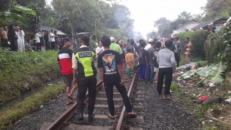 Kecelakaan lalu lintas selalu menjadi perhatian publik, terutama ketika melibatkan kendaraan berat seperti kereta api. Baru-baru ini, sebuah insiden tragis terjadi di Batubara yang melibatkan seorang pengendara motor yang tertabrak kereta api. Kecelakaan ini tidak hanya menyebabkan luka parah pada pengendara, tetapi juga menyisakan banyak pertanyaan dan keprihatinan mengenai keselamatan di perlintasan kereta api. Dalam artikel ini, kita akan membahas detail kejadian tersebut, faktor penyebab, langkah-langkah pencegahan yang dapat diambil, serta pandangan masyarakat mengenai keselamatan di perlintasan kereta api. 1. Kronologi Kejadian Kejadian kecelakaan yang melibatkan pengendara motor dan kereta api di Batubara terjadi pada sore hari yang cerah. Menurut saksi mata, saat itu pengendara motor berusaha melintasi perlintasan kereta api yang diketahui ramai dilalui oleh kereta. Dalam kondisi tertentu, pengendara motor tampak terburu-buru dan tidak memperhatikan tanda-tanda peringatan yang ada di sekitar lokasi. Ketika kereta api melintas, pengendara tidak menyadari kedatangan kereta dan langsung tertabrak. Ketika peristiwa ini terjadi, suara benturan yang keras terdengar dan kereta api tidak dapat menghentikan lajunya. Akibat tabrakan tersebut, pengendara motor terpental beberapa meter dari lokasi kejadian. Kejadian ini disaksikan oleh banyak orang yang berada di sekitar, dan menyebabkan kepanikan serta ketakutan di lokasi. Tim medis segera dipanggil untuk mengevakuasi pengendara yang mengalami luka parah, sementara pihak kepolisian melakukan penyelidikan untuk mengetahui lebih lanjut mengenai kejadian tersebut. Selain itu, kondisi perlintasan kereta api di Batubara juga menjadi sorotan. Beberapa warga setempat mengungkapkan bahwa perlintasan tersebut dikenal rawan kecelakaan karena kurangnya tanda peringatan dan kurangnya pemeliharaan dari pihak berwenang. Kecelakaan ini menimbulkan keprihatinan mendalam, bukan hanya bagi keluarga korban, tetapi juga bagi masyarakat sekitar yang sering menggunakan perlintasan tersebut. 2. Faktor Penyebab Kecelakaan Kecelakaan antara pengendara motor dan kereta api di Batubara bisa disebabkan oleh berbagai faktor. Salah satu penyebab utama yang bisa diidentifikasi adalah kurangnya kewaspadaan dari pengendara motor itu sendiri. Dalam banyak kasus, pengendara sering kali terburu-buru dan mengabaikan tanda peringatan yang ada. Meskipun sudah ada tanda "berhenti" dan suara lonceng dari kereta, beberapa pengendara masih nekat untuk melintasi perlintasan. Faktor lain yang dapat berkontribusi terhadap kecelakaan adalah kondisi infrastruktur perlintasan kereta api. Beberapa perlintasan di daerah terpencil sering kali tidak dilengkapi dengan penjaga perlintasan atau sinyal yang memadai. Hal ini berpotensi meningkatkan risiko kecelakaan, terutama di malam hari atau saat visibilitas rendah. Ketiadaan petugas yang mengawasi perlintasan juga menjadi sorotan, karena petugas dapat memberikan sinyal kepada pengendara untuk berhenti saat kereta mendekat. Pentingnya pendidikan dan sosialisasi mengenai keselamatan di perlintasan kereta api juga perlu diperhatikan. Banyak pengendara, terutama yang masih muda, belum mendapatkan pemahaman yang cukup mengenai bahaya melintasi perlintasan kereta api. Program edukasi yang lebih intensif bisa membantu mengurangi jumlah kecelakaan yang terjadi. Sementara itu, kondisi kereta yang melintas juga harus dipertimbangkan. Kereta api memiliki jarak pengereman yang lebih panjang dibandingkan kendaraan biasa. Oleh karena itu, penting bagi pengendara untuk memahami dan menghargai jarak aman saat melintasi perlintasan. Kesadaran akan hal ini perlu ditingkatkan agar pengendara tidak berisiko menghadapi kecelakaan serupa di masa mendatang. 3. Upaya Pencegahan yang Perlu Dilakukan Setelah terjadinya kecelakaan, penting untuk melakukan evaluasi dan pengembangan langkah-langkah pencegahan agar insiden serupa tidak terulang. Salah satu langkah yang dapat diambil adalah memperbaiki infrastruktur di perlintasan kereta api. Penambahan rambu-rambu peringatan dan penerangan yang memadai di sekitar perlintasan dapat membantu meningkatkan visibilitas dan memperingatkan pengendara mengenai kedatangan kereta. Selain itu, penempatan petugas di perlintasan yang dianggap rawan juga dapat menjadi solusi yang efektif. Dengan adanya petugas yang berjaga, mereka dapat memberikan sinyal kepada pengendara untuk berhenti saat kereta mendekat, sehingga dapat mengurangi risiko kecelakaan. Kerjasama antara pihak kereta api dan pemerintah daerah sangat penting untuk memastikan keselamatan di perlintasan. Pendidikan dan sosialisasi juga memegang peranan penting dalam pencegahan kecelakaan. Program-program yang mengedukasi masyarakat mengenai bahaya melintasi perlintasan kereta api dapat dilakukan melalui berbagai media, seperti seminar, video, atau kampanye di media sosial. Dengan meningkatnya kesadaran masyarakat, diharapkan akan terbentuk budaya keselamatan yang lebih baik. Terakhir, penggunaan teknologi dalam mengawasi perlintasan juga dapat menjadi langkah maju. Penggunaan sensor yang dapat mendeteksi adanya kendaraan yang melintasi perlintasan saat kereta akan tiba bisa menjadi solusi cerdas. Teknologi ini dapat memberikan peringatan otomatis kepada pengendara dan meningkatkan keselamatan di perlintasan kereta api. 4. Pandangan Masyarakat tentang Keselamatan di Perlintasan Kereta Api Kecelakaan yang terjadi di Batubara menuai berbagai tanggapan dari masyarakat. Banyak yang mengungkapkan keprihatinan mengenai keselamatan di perlintasan kereta api, mengingat banyaknya kecelakaan serupa yang terjadi di berbagai daerah. Masyarakat berharap agar pihak berwenang mengambil langkah-langkah nyata untuk meningkatkan keselamatan di perlintasan, termasuk memperbaiki infrastruktur dan meningkatkan edukasi kepada pengendara. Beberapa warga juga menyatakan bahwa mereka merasa tidak aman ketika melintasi perlintasan kereta api, terutama jika tidak ada petugas yang mengawasi. Mereka menginginkan adanya solusi jangka panjang, seperti pembangunan jembatan atau terowongan, agar pengendara motor dan kendaraan lainnya tidak perlu melintasi rel kereta api. Masyarakat juga berharap agar diadakan lebih banyak kampanye keselamatan yang melibatkan anak-anak dan remaja, mengingat mereka adalah generasi yang akan datang. Dengan memberikan edukasi sejak dini, diharapkan akan terbentuk kesadaran yang lebih baik mengenai keselamatan di perlintasan kereta api. Secara keseluruhan, kejadian kecelakaan ini memberikan pelajaran berharga bagi semua pihak. Keselamatan di perlintasan kereta api merupakan tanggung jawab bersama, dan perlu adanya kerjasama antara pemerintah, pihak kereta api, dan masyarakat untuk menciptakan lingkungan yang lebih aman.