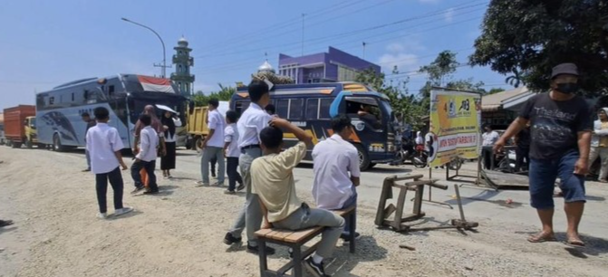 Warga di Batu Bara Blokir Jalinsum, Protes Debu dari Proyek Perbaikan Jalan